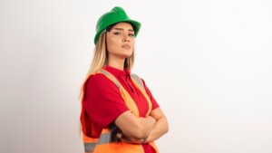 Co ile należy się odzież robocza od pracodawcy? To zależy od regulaminy pracodawcy. Na zdjęciu kobieta w ubraniu roboczym.