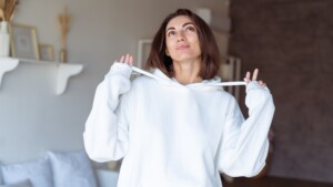 Jak włożyć sznurek do bluzy, takiej jak u kobiety na zdjęciu?