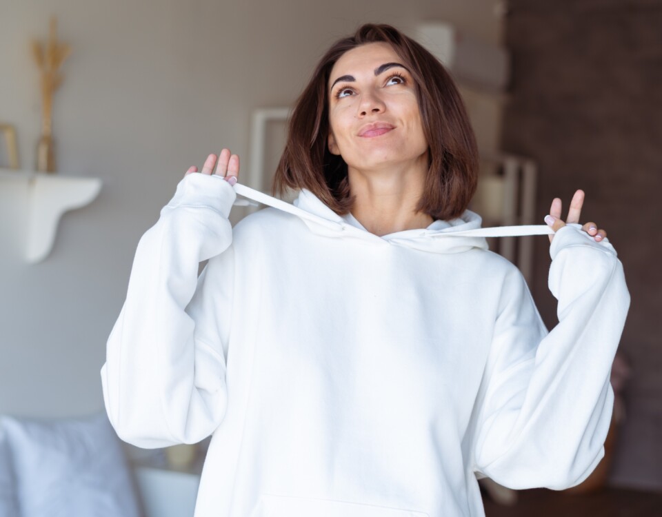 Jak włożyć sznurek do bluzy, takiej jak u kobiety na zdjęciu?