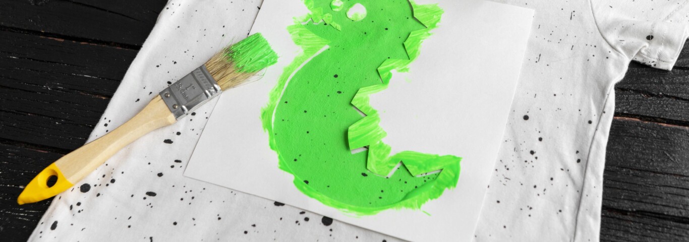 Na zdjęciu profesjonalne farbowanie koszulek.