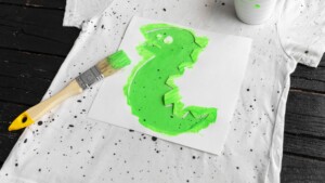 Na zdjęciu profesjonalne farbowanie koszulek.