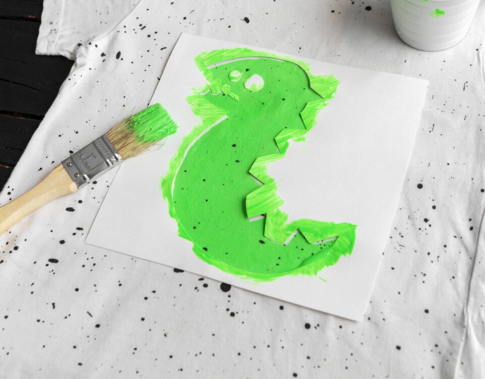 Na zdjęciu profesjonalne farbowanie koszulek.