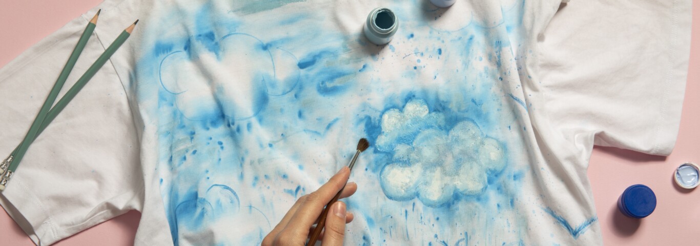 Na zdjęciu malowanie koszulek farbami.