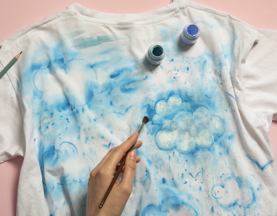 Na zdjęciu malowanie koszulek farbami.