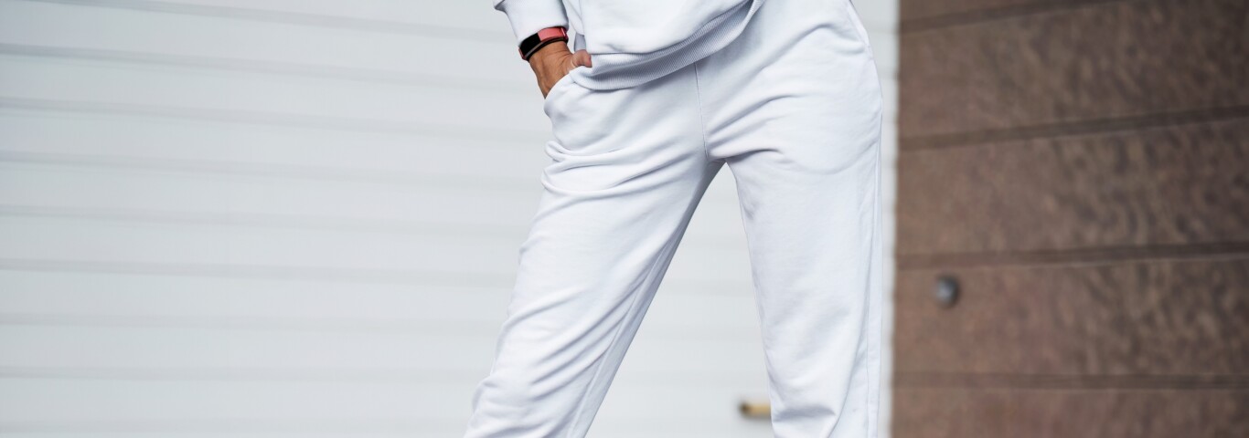 Jak rozciągnąć spodnie dresowe? Sprawdź! Na zdjęciu kobieta w rozciągniętych dresach.