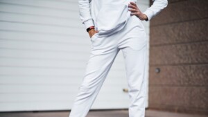 Jak rozciągnąć spodnie dresowe? Sprawdź! Na zdjęciu kobieta w rozciągniętych dresach.