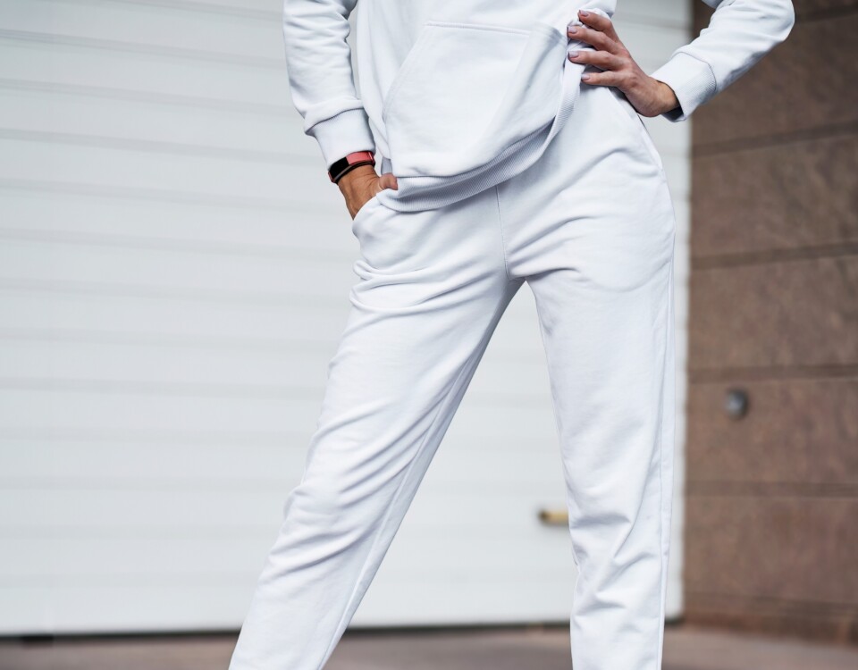 Jak rozciągnąć spodnie dresowe? Sprawdź! Na zdjęciu kobieta w rozciągniętych dresach.