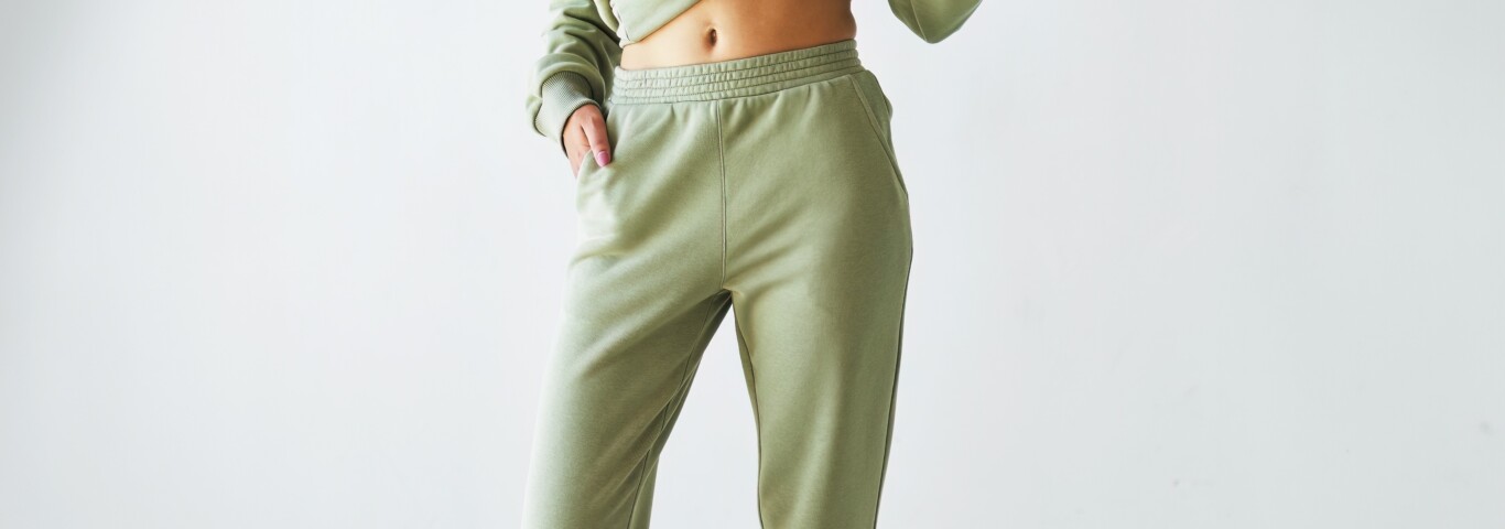 Jak uszyć spodnie dresowe, tak jak kobieta na zdjęciu?