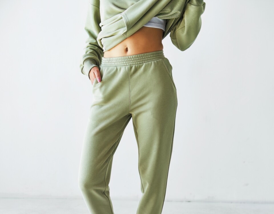 Jak uszyć spodnie dresowe, tak jak kobieta na zdjęciu?