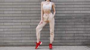 Kobieta na zdjęciu wie, jakie buty do spodni dresowych ubrać.