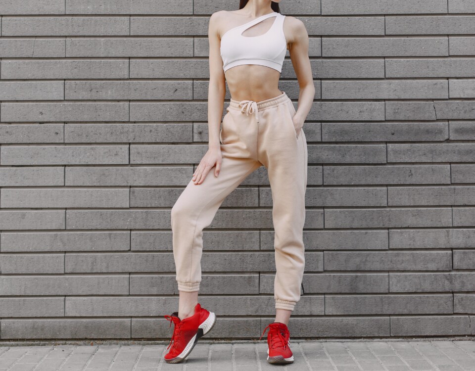 Kobieta na zdjęciu wie, jakie buty do spodni dresowych ubrać.