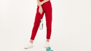 Istnieją różne rodzaje spodni dresowych. Na zdjęciu typowo sportowe do treningu.
