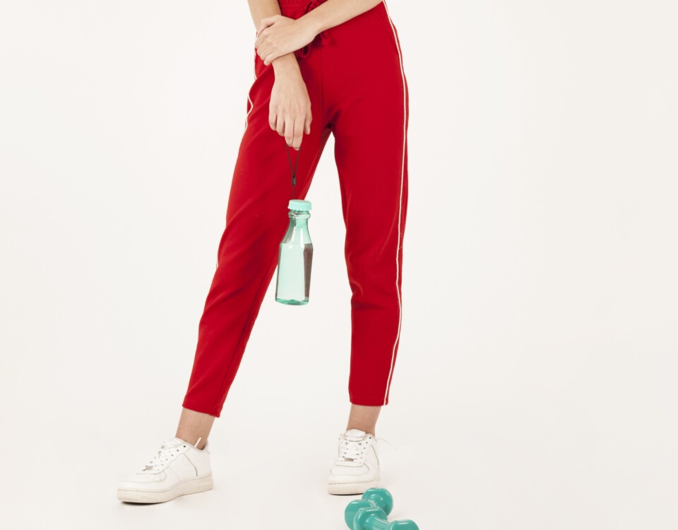 Istnieją różne rodzaje spodni dresowych. Na zdjęciu typowo sportowe do treningu.