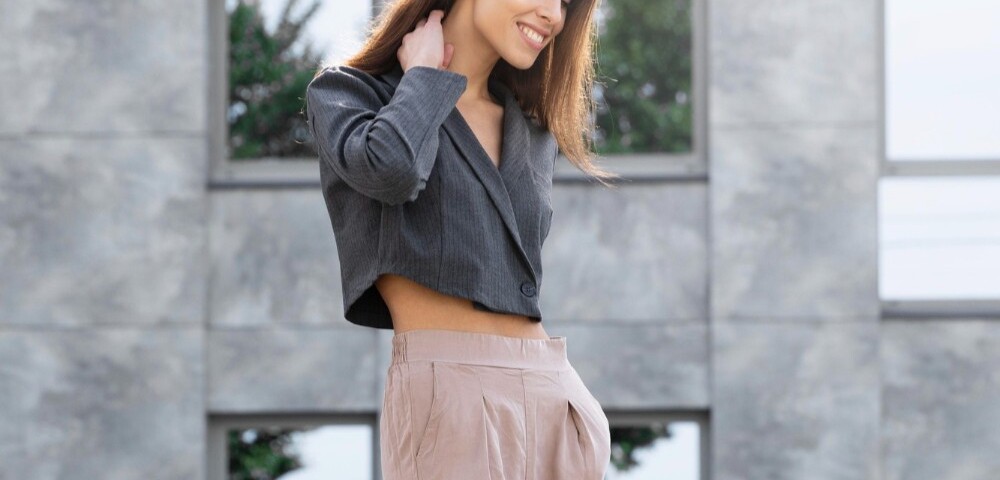 Co ubrać do spodni dresowych, jak kobieta na zdjęciu?