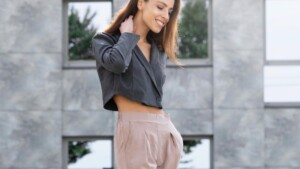 Co ubrać do spodni dresowych, jak kobieta na zdjęciu?