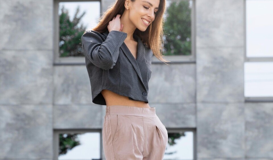 Co ubrać do spodni dresowych, jak kobieta na zdjęciu?