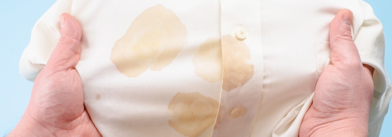 Jak usunąć tłuste plamy z kolorowych ubrań, takich jak na zdjęciu?