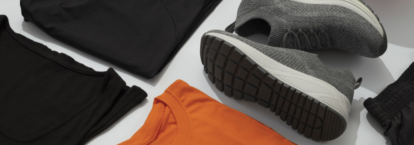 Jak usunąć zapach potu z ubrań sportowych, takich jak na zdjęciu?