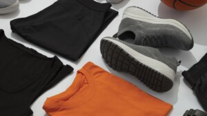 Jak usunąć zapach potu z ubrań sportowych, takich jak na zdjęciu?