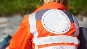 Naszywki odblaskowe na ubrania to jeden z najbardziej praktycznych elementów, które łączą codzienne bezpieczeństwo z profesjonalną identyfikacją wizualną marki.