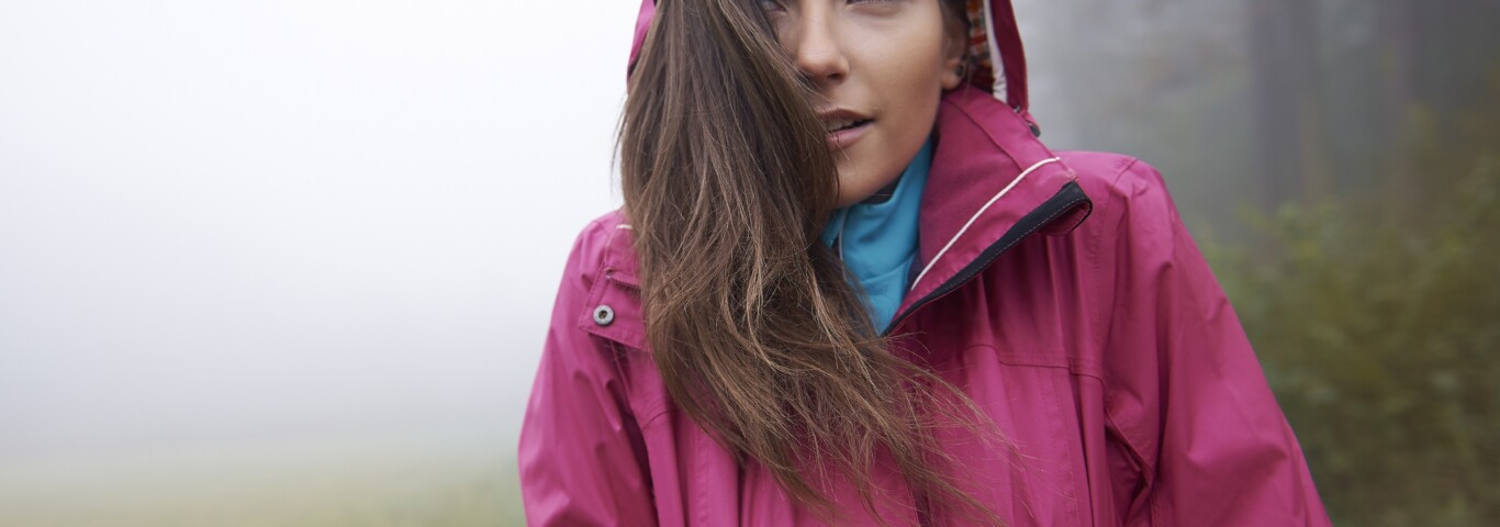 Kurtki softshell z logo firmy. Na zdjęciu kobieta w różowej kurtce softshell.