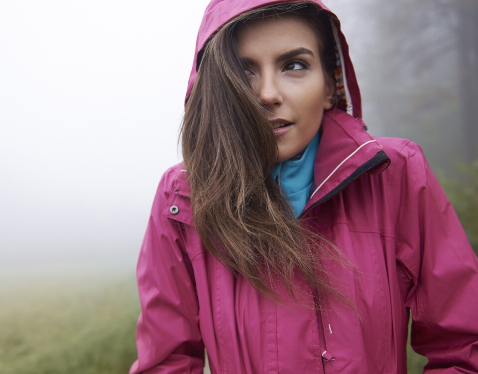 Kurtki softshell z logo firmy. Na zdjęciu kobieta w różowej kurtce softshell.