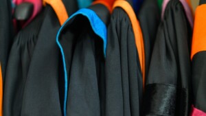 Jak dobrać odzież firmową, taką jak na zdjęciu, dla pracowników?
